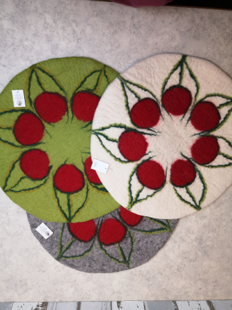 Große Filzmatten mit dekorativem Blumenmotiv